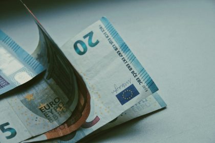 Euro continues climb against dollar