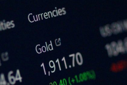 Gold price rises as US labor report looms