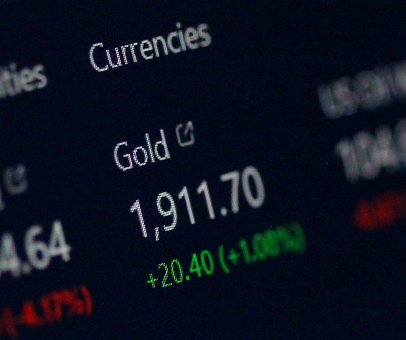 Gold price rises as US labor report looms