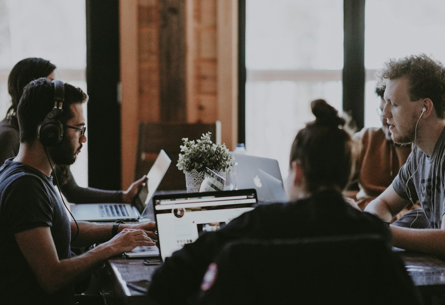 Building Trust in Remote Teams: The Key to Customer Experience