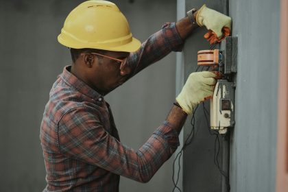 Workers Hold Tight to Jobs as Labor Market Outlook Dims