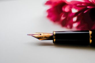 shallow focus photography of fountain ; pen; how to write an invoice