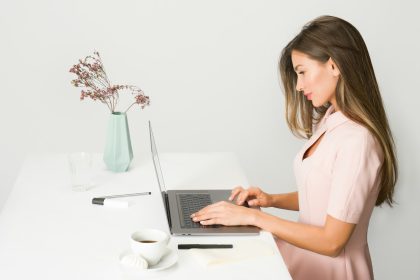 woman sitting while using laptop; how much do virtual assistants make