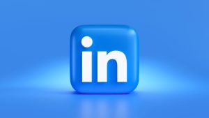 a blue linked icon on a blue background; LinkedIn Advice Sessions