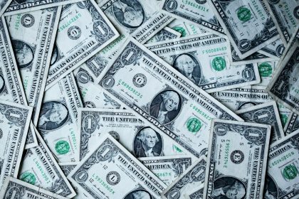 1 U.S.A dollar banknotes; gig worker pay
